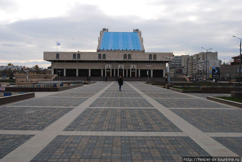 Даже в пасмурную погоду крыша театра сияет ярким голубым цветом Казань, Россия