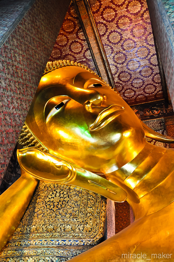 А вот и сам лежащий Будда. Статуя огромна! Ее длина достигает 46-ти метров, а высота 15-ти метров . Бангкок, Таиланд