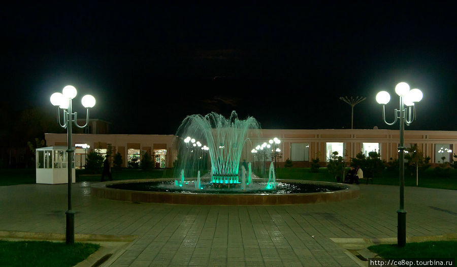 Ночью фонтаны подсвечиваются Самарканд, Узбекистан