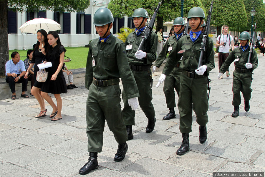 Дворец охраняет не полиция, а армия Бангкок, Таиланд