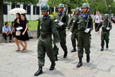 Дворец охраняет не полиция, а армия