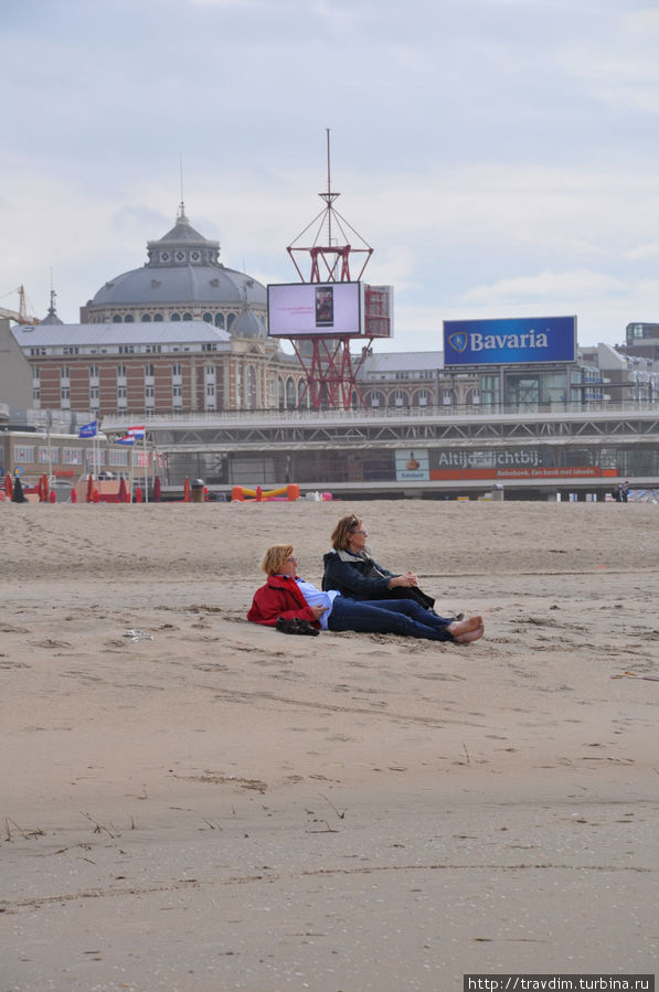 На заднем плане хорошо видно здание роскошного отеля Kurhaus Схевенинген, Нидерланды