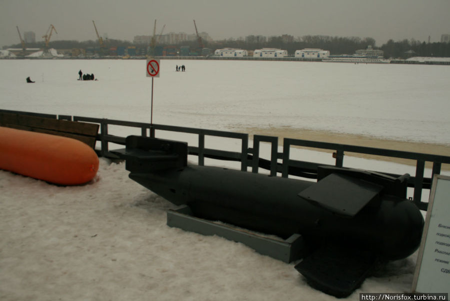 Лед водохранилища еще прочный. В этот день рыбаков-подледников было очень много. Москва, Россия