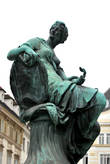 На пло­щади Нойер Маркт находится зна­ме­ни­тый фон­та­ном «Про­ви­ден­ция» (1739 г.), так­же назы­ва­е­мым «Дон­нер­брун­нен». Вто­рое наз­ва­ние про­ис­хо­дит от имени скуль­птора Геор­га Рафа­эля Дон­нера.
Четыре обна­жен­ные алле­го­ри­чес­кие фигуры, кото­рые сим­во­ли­зи­руют реки Эннс, Траун, Иббс и Марх, пред­став­ляют собой брон­зо­вые копии свин­цо­вых ори­ги­на­лов. Чув­стви­тель­ные к воз­дей­ствию непо­годы свинцо­вые фигуры заняли свое мес­то в Музее эпохи барок­ко в Ниж­нем Бель­ве­дере