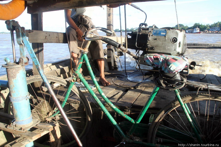 Велосипед на лодке Монива, Мьянма