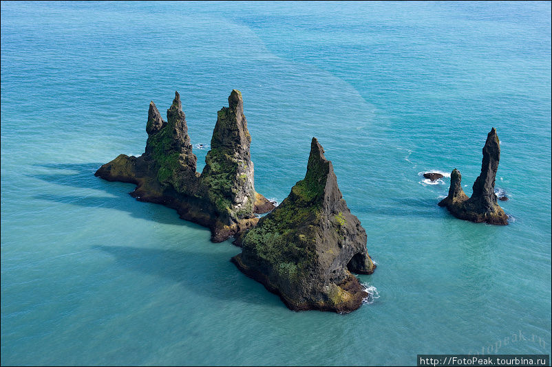 Согласно легенде, скала Reynisdrangar (Пальцы Тролля) появилась, когда два тролля пытались вытащить трехмачтовый корабль на землю. От дневного света Тролли превратились в камень. Вик, Исландия