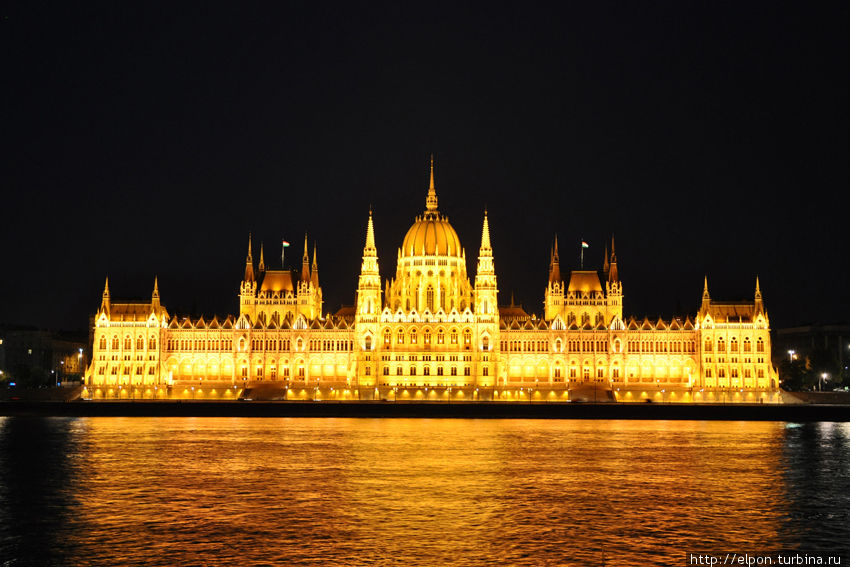 Вид на Парламент с набережной Дуная, у площади Баттяни Будапешт, Венгрия