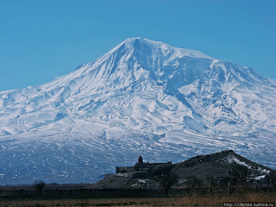 В Армении тысячи достопримечательностей. Каждая из них незабываема и оставляет потрясающее впечатление. Однако, любой, кто посещал эту страну, в первую очередь и навсегда запоминает самую волшебную и благородную панораму в мире — ошеломляющий вид Святой горы Арарат. 

 “И остановился ковчег в седьмом месяце, в семнадцатый день месяца, на горах Араратских…” (Бытие 8:4) Во время всемирного потопа, на 150 день плавания, Ноев ковчег остановился на горе Арарат. И в этот день человечество обрело свое второе рождение в Армении — на горе Арарат. И этот факт делает Арарат и Армению святым местом. Ереван, Армения