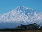 В Армении тысячи достопримечательностей. Каждая из них незабываема и оставляет потрясающее впечатление. Однако, любой, кто посещал эту страну, в первую очередь и навсегда запоминает самую волшебную и благородную панораму в мире — ошеломляющий вид Святой горы Арарат. 

 “И остановился ковчег в седьмом месяце, в семнадцатый день месяца, на горах Араратских…” (Бытие 8:4) Во время всемирного потопа, на 150 день плавания, Ноев ковчег остановился на горе Арарат. И в этот день человечество обрело свое второе рождение в Армении — на горе Арарат. И этот факт делает Арарат и Армению святым местом.