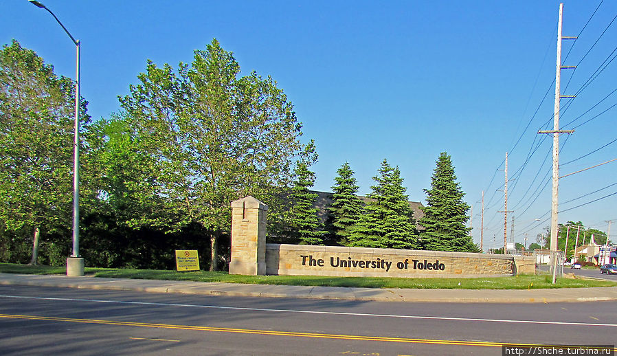 Университет имеет огромную территорию, по углам которой такие щиты Толидо, CША