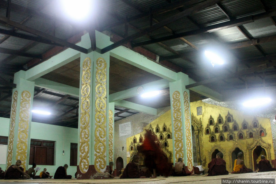 Вечерний урок и вечерняя молитва в храме Ньяунг-Шве, Мьянма