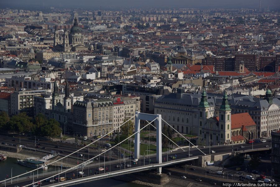 Вид на Пешт и на мост Эржебет (Erzsébet híd) или Мост Белой дамы, носит имя Императрицы Элизаветы, королевы венгерских сердец. Будапешт, Венгрия