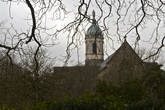 Церковь Notre-Dame en Saint-Melaine. Вид из парка.