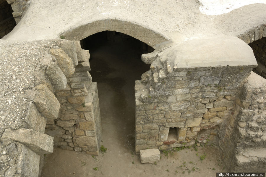 Ханские бани  
Ханские бани в цитадели Нарын-кала представляют собой заглубленные в землю сводчато-купольные сооружения, освещаемые светом через специальные отверстия в куполах и сводах. Сиены, купола и своды выложены из ракушечника. Дербент, Россия