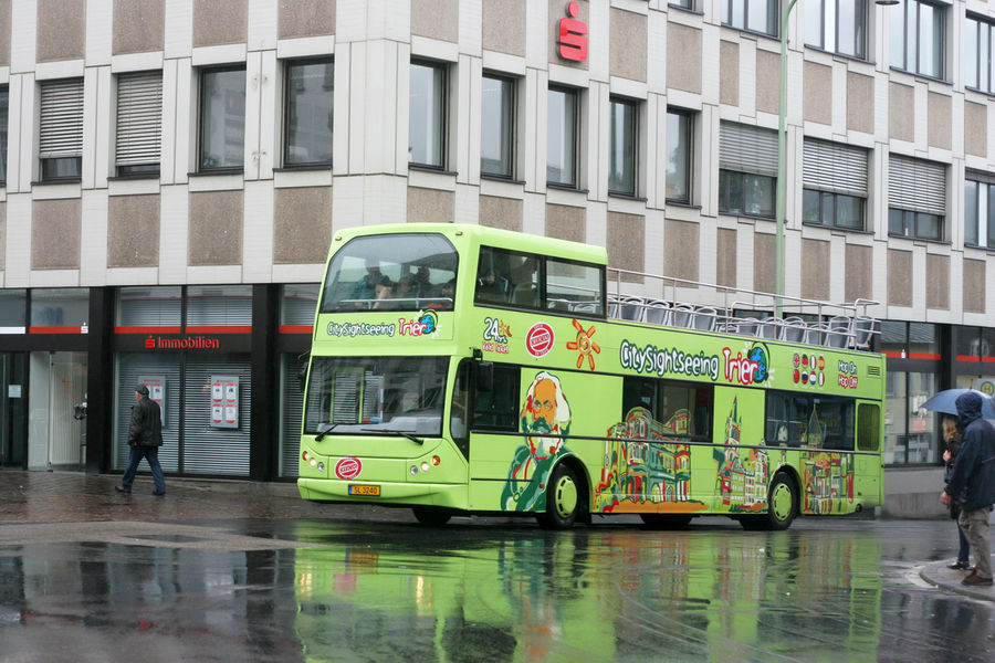 Автобусы такого узнаваемого стиля есть во многих городах Европы. Зачастую по ним можно определить основные, а то и все, как в данном случае, достопримечательности города, и понять, где еще не был.