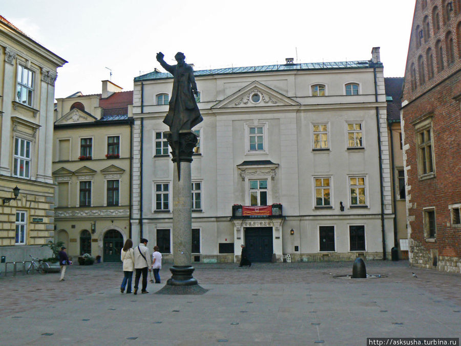 Памятник Петру Скарге на площади Марии Магдалены. Краков, Польша