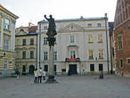 Памятник Петру Скарге на площади Марии Магдалены.