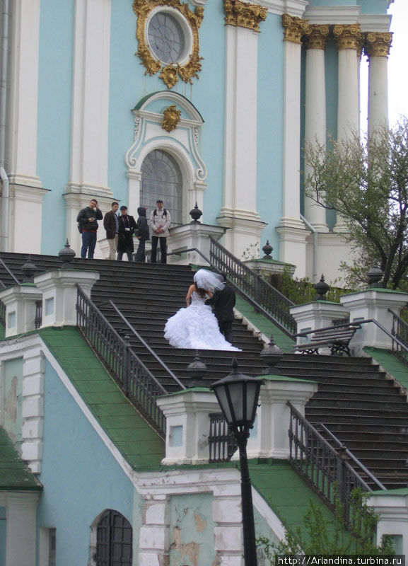 Вслед за новобрачными вниз по Андеевскому спуску Киев, Украина
