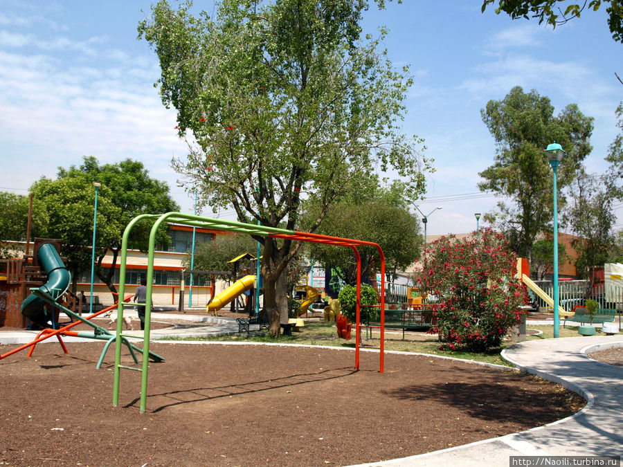 Парк около школы Мехико, Мексика