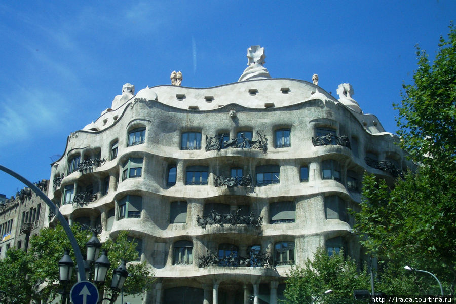 Архитектура, возникшая под влиянием христианства, мусульманства и очень выразителен каталонский модерн – основоположником которого был Гауди. Гауди избегал прямые углы – плавные линии, гибкость и применении керамики для мозаики – это характерная особенность Барселоны Испания