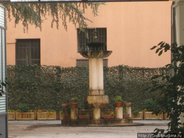 Причудливый фонтан во дворах Равенна, Италия
