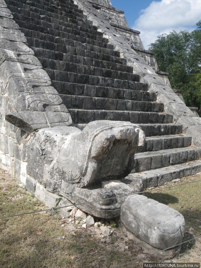 Могила верховного жреца Чичен-Ица город майя, Мексика