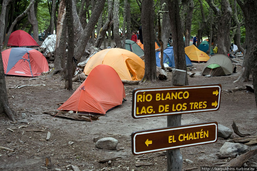 А это и есть кемпинг Пойнсенот. Порядка сотни палаток стояло на тот момент. Аргентина