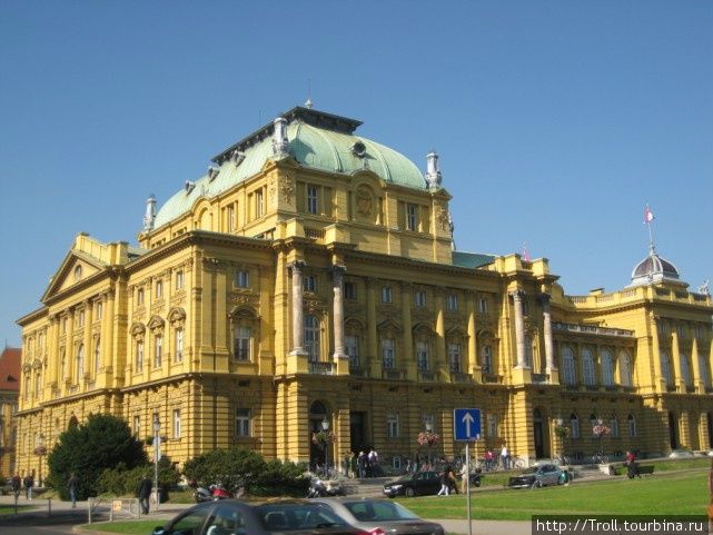 В ряде стран в такой постройке безусловно опознавался бы театр, но близость Австрии с Германией, где в зданиях такого рода живут парламенты, заставляет поосторожнее быть в суждениях Загреб, Хорватия