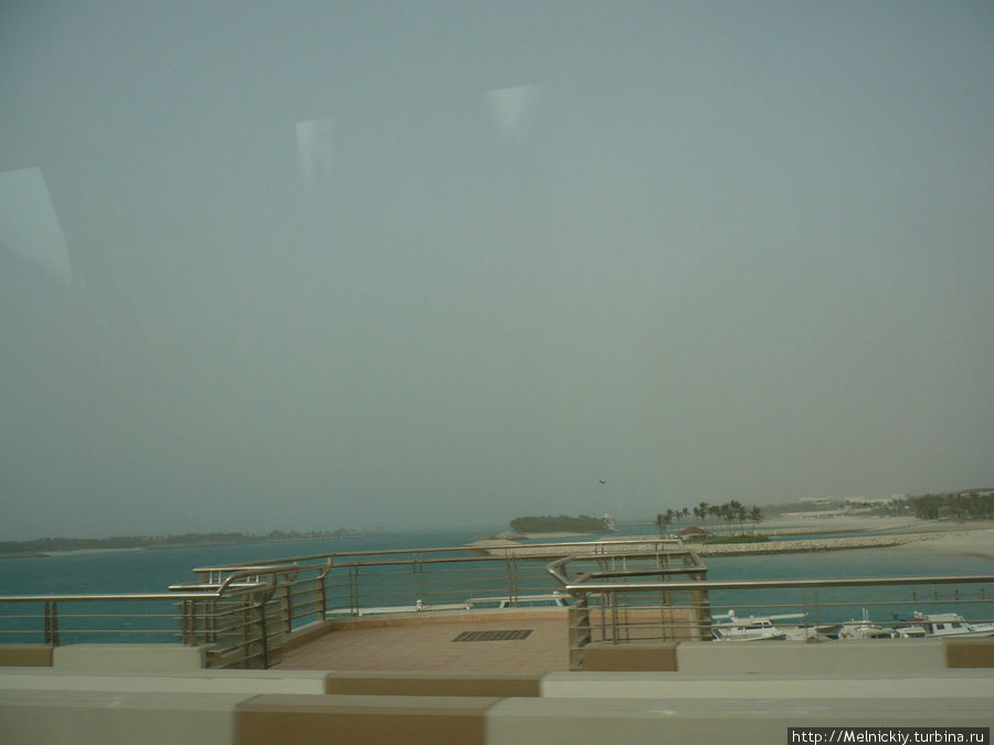 Остров Пальма Джумейра из окна автобуса Дубай, ОАЭ