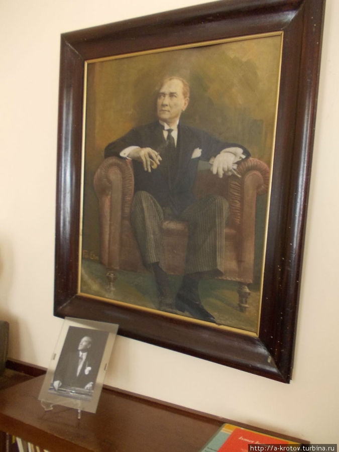 в музее Исмета Инёню, второго президента — есть портреты первого Турция