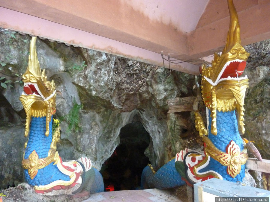 Священные змеи Нага охраняют вход в пещеру Tubtao Cave. Паттайя, Таиланд