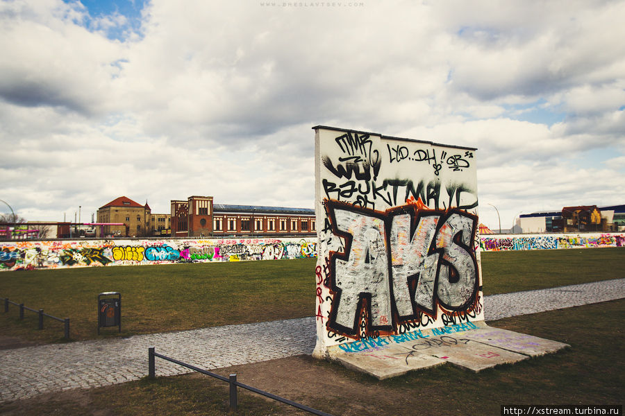 Самый известный из сохранившихся участков Берлинской стены — East Side Gallery. Это самая длинная в мире художественная галерея под открытым небом. Берлин, Германия