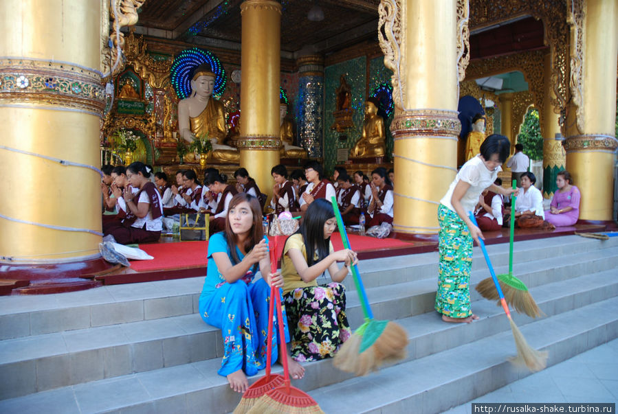 Монахи и паломники  Шведагона Янгон, Мьянма