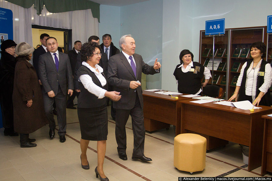 В районе половины двенадцатого появился президент, Нурсултан Назарбаев. Он прошел все стандартные процедуры: расписался в ведомости, получил бюллетень и пошел голосовать. Разве что все сотрудницы почтительно встали. Акмолинская область, Казахстан
