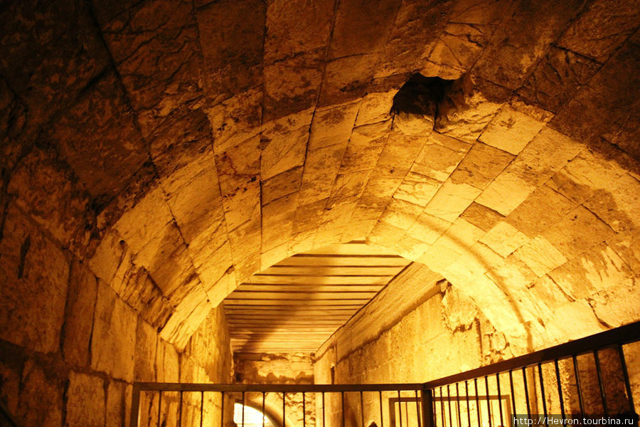 Туннель проходят вдоль подножья Храмовой горы. Иерусалим, Израиль
