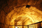 Туннель проходят вдоль подножья Храмовой горы.