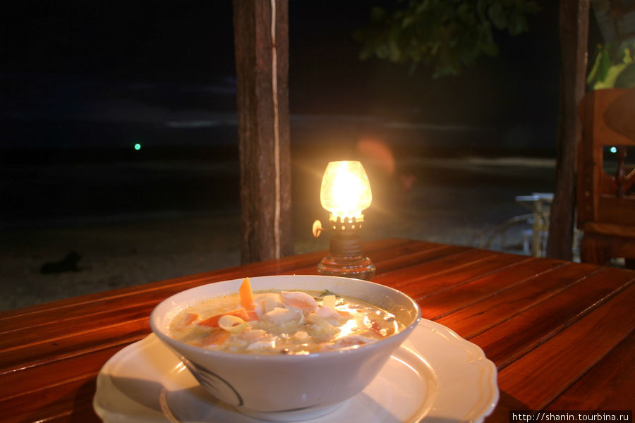 Том-кагай — тайский суп на кокосовом молоке Остров Чанг, Таиланд