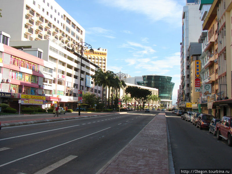 Улица современного города Кота-Кинабалу, Малайзия