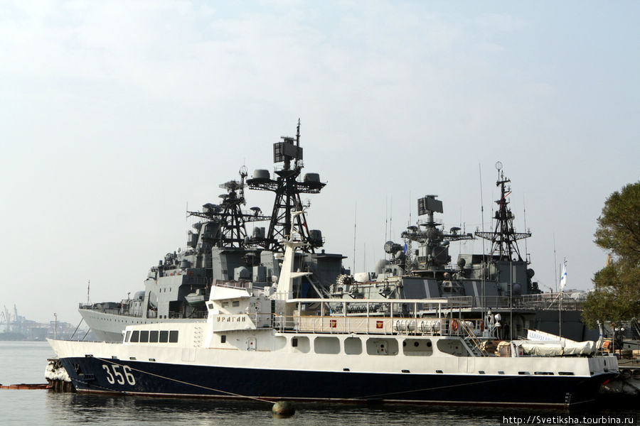 Корабельная набережная и представители тихоокеанского флота Владивосток, Россия