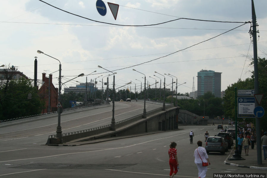 вид на Новоспасский мост уже с суши, по дороге к метро Москва, Россия