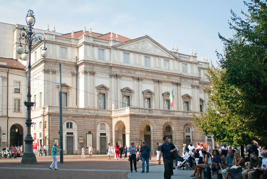 Здание оперы «Ла Скала» обычно всех разочаровывает, потому что его окружают куда более впечатляющие постройки. Милан, Италия