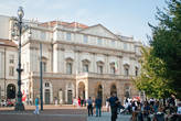 Здание оперы «Ла Скала» обычно всех разочаровывает, потому что его окружают куда более впечатляющие постройки.