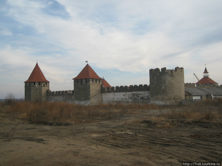 Когда выбираешься из лабиринта разрушенных казарм и яров к собственно крепости, вот так она и выглядит Бендеры, Приднестровская Молдавская Республика