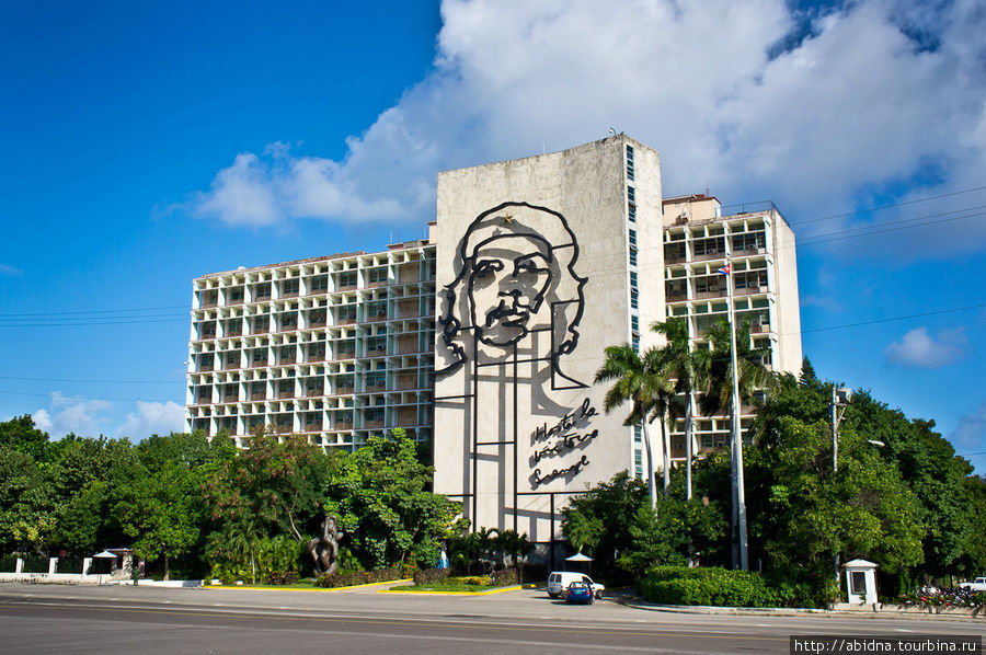 А вот и то самое Министерство внутренних дел Кубы. Уже понятно, почему оно самое фотографируемое? Гавана, Куба