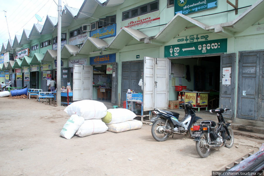 На автостанции в Мониве рядом с офисами автобусных компаний находятся склады Монива, Мьянма