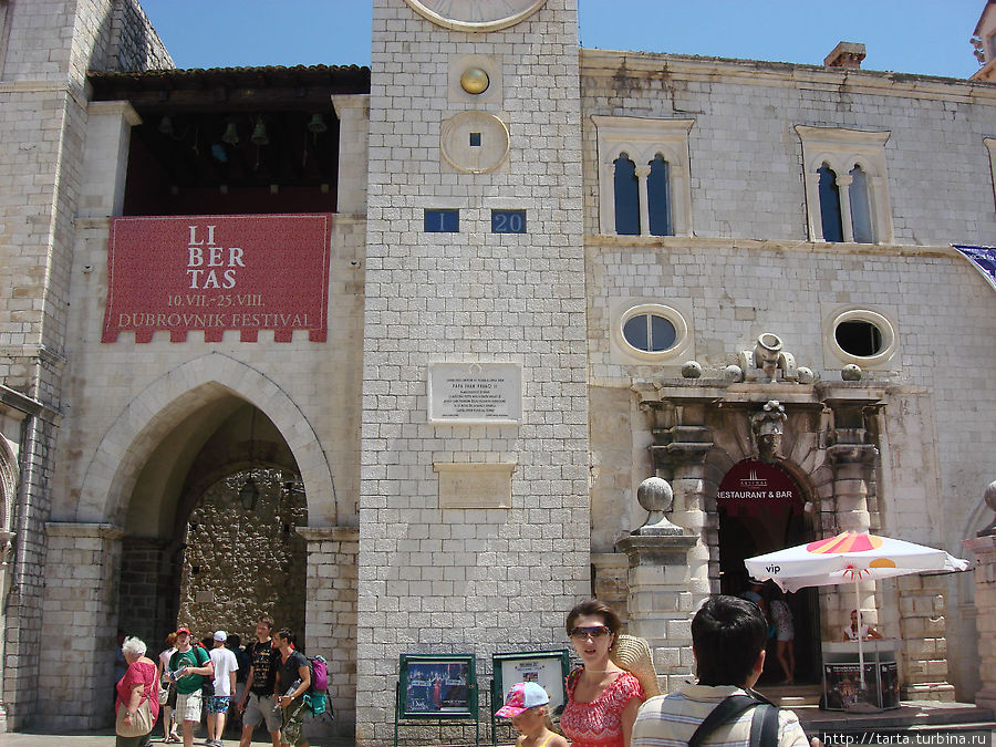 Над всеми воротами города девиз свобода Дубровник, Хорватия