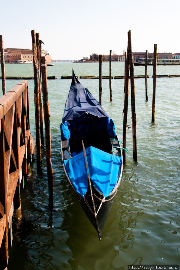 Можно снова выйти на набережную, вдохнуть морского воздуха и опять нырнуть вглубь... Венеция, Италия