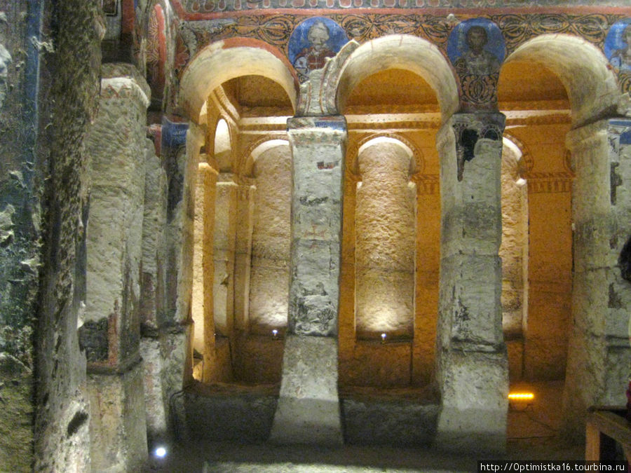 Внутри самой большой церкви Гёреме - Tokalı Kilise. Гёреме, Турция