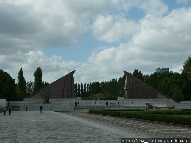 Трептов парк.   Май  2012.  После Дня Победы Берлин, Германия