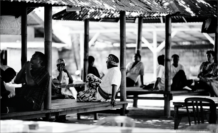 Ну и фотографией ниже можно охарактеризовать поведение местных на острове, они практически всегда в таком состоянии. Бали, Индонезия